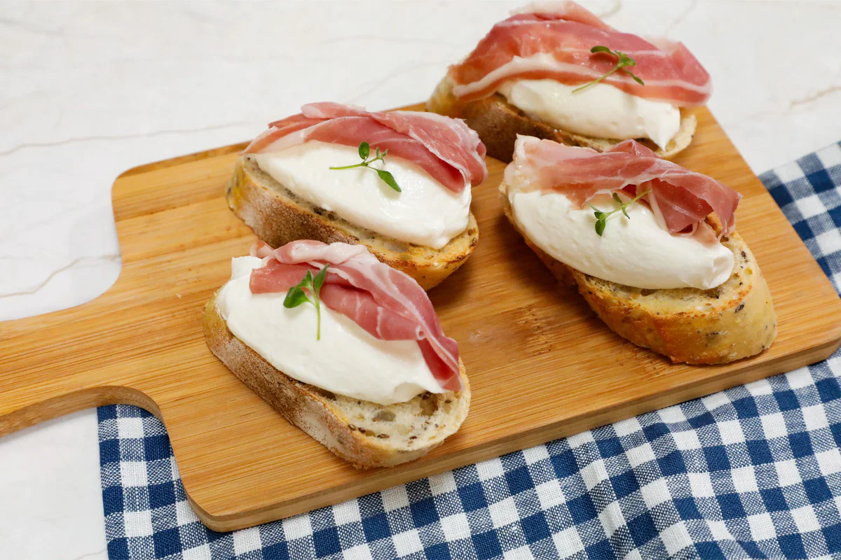 crostini-con-crema-ricotta-al-miele-prosciutto-crudo