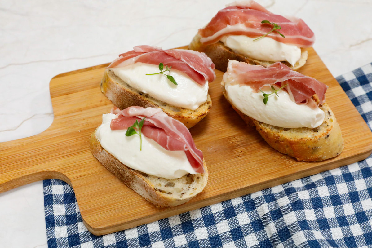 Crostini con crema di ricotta al miele e prosciutto crudo