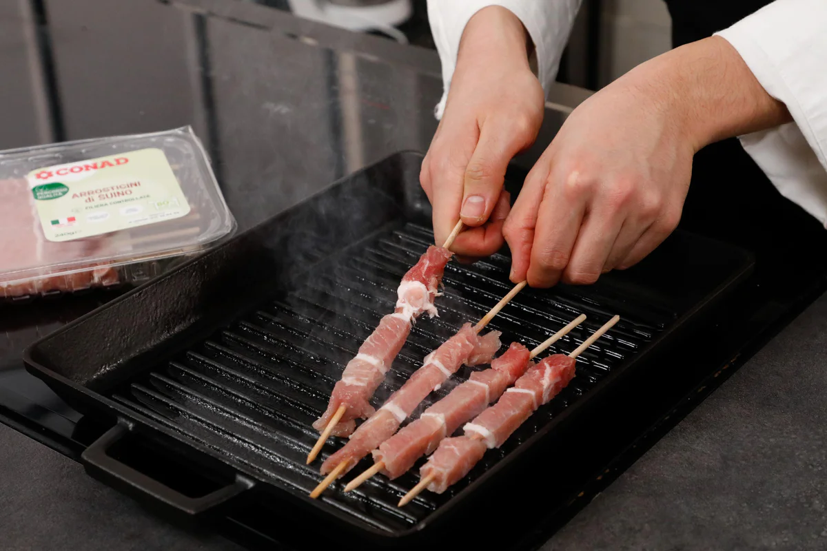 cuocere gli arrosticini su una griglia