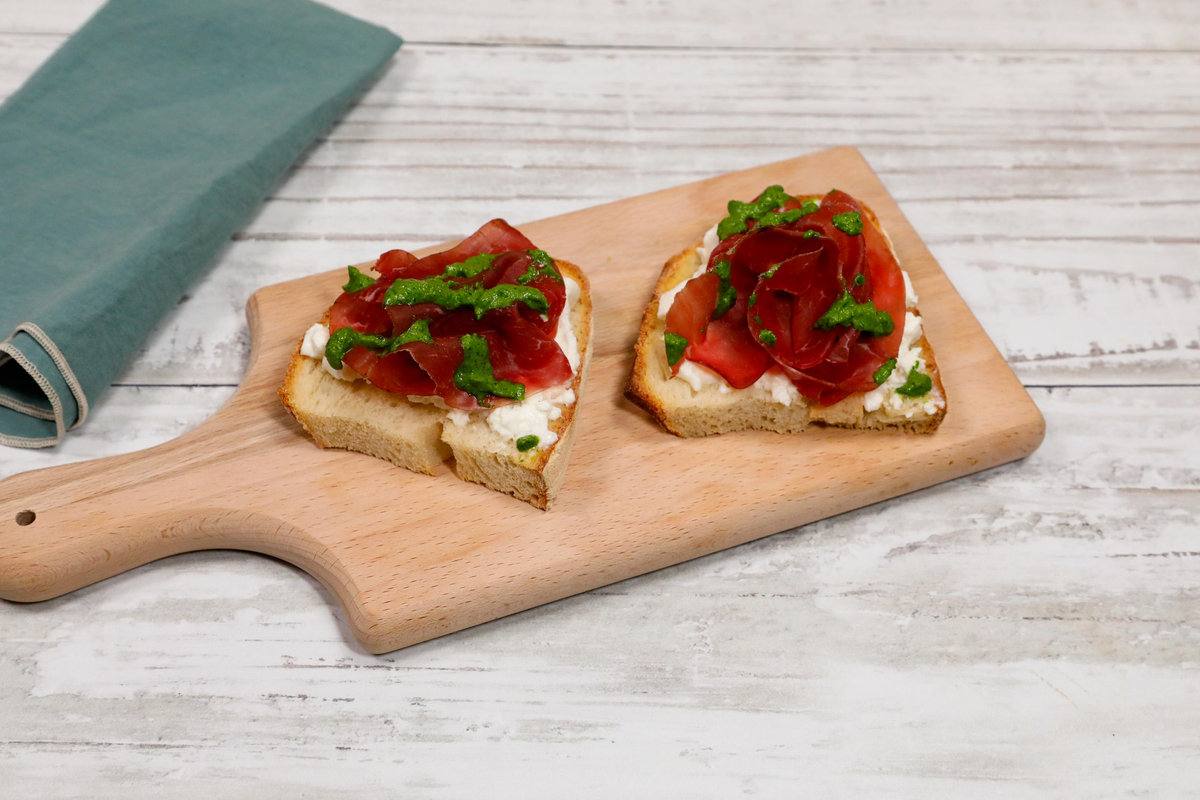 Crostini con pesto di rucola e bresaola
