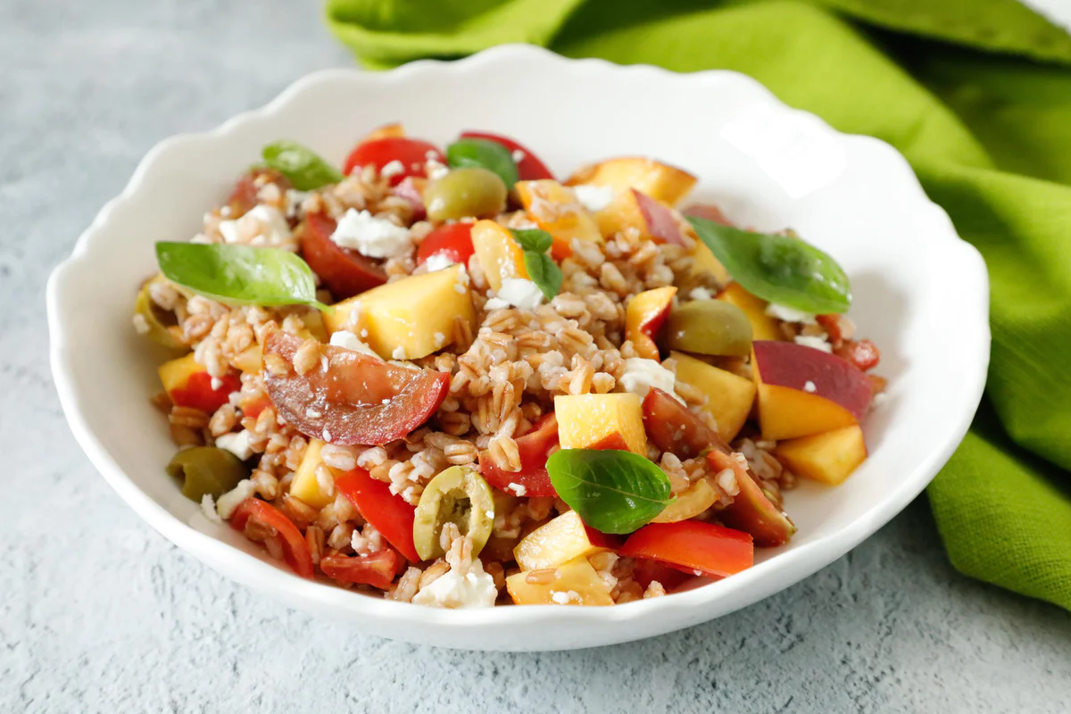insalata-di-farro-con-feta-pesche-e-pomodorini