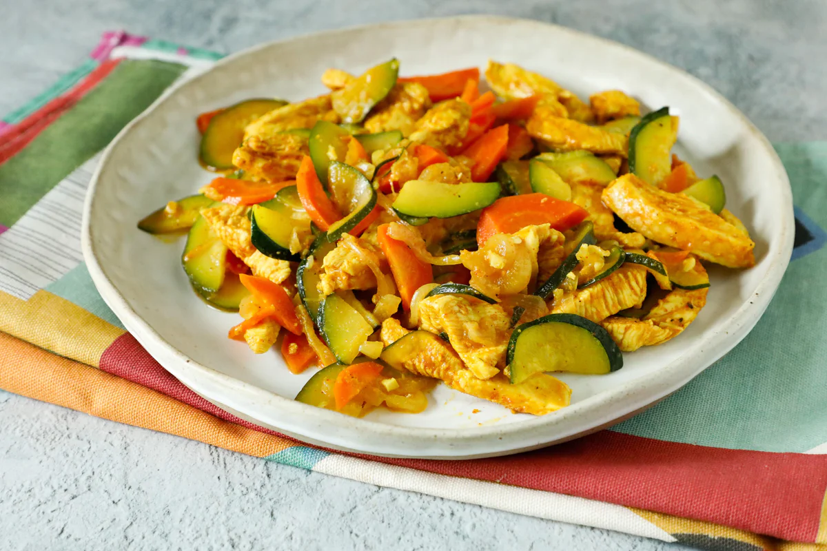 pollo-alla-curcuma-con-yogurt-e-verdure
