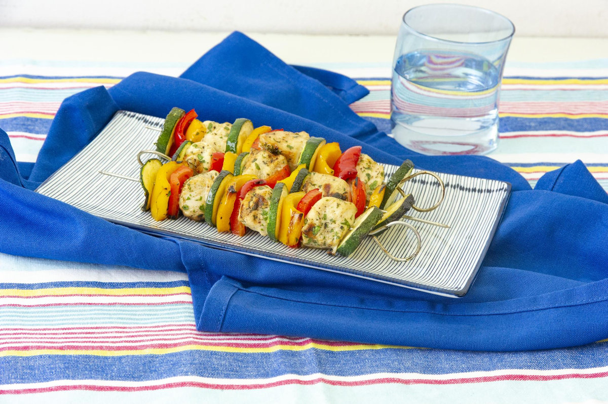 Spiedini di pollo alla griglia con peperoni e zucchine