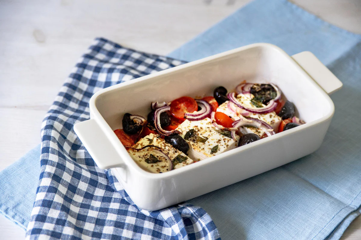 feta-al-forno-con-pomodorini-olive-cipolle