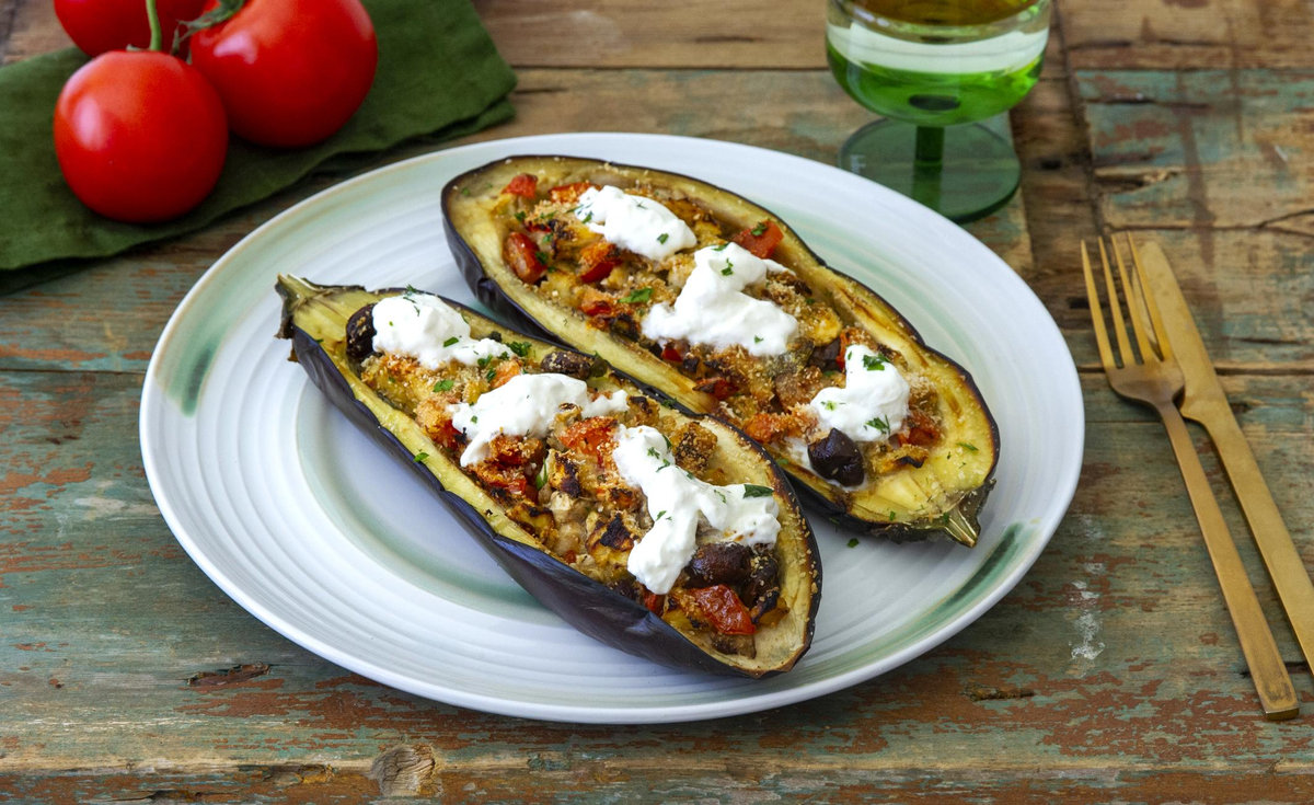 Barchette di melanzane al forno con stracciatella e pomodoro