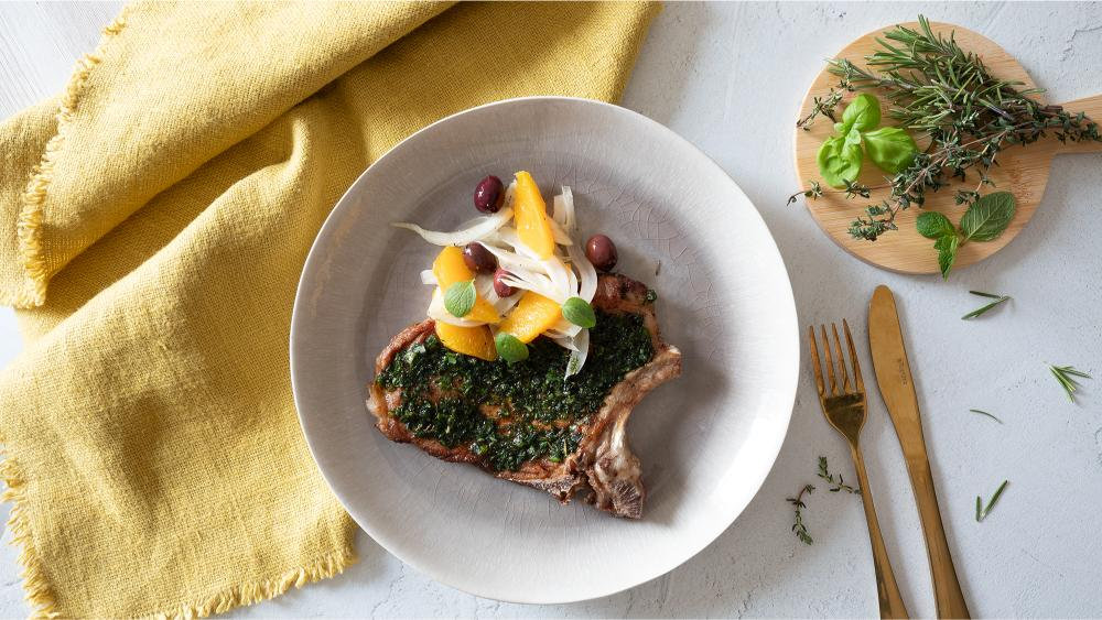 Braciole di suino alle erbe con insalata di finocchi, olive e arance