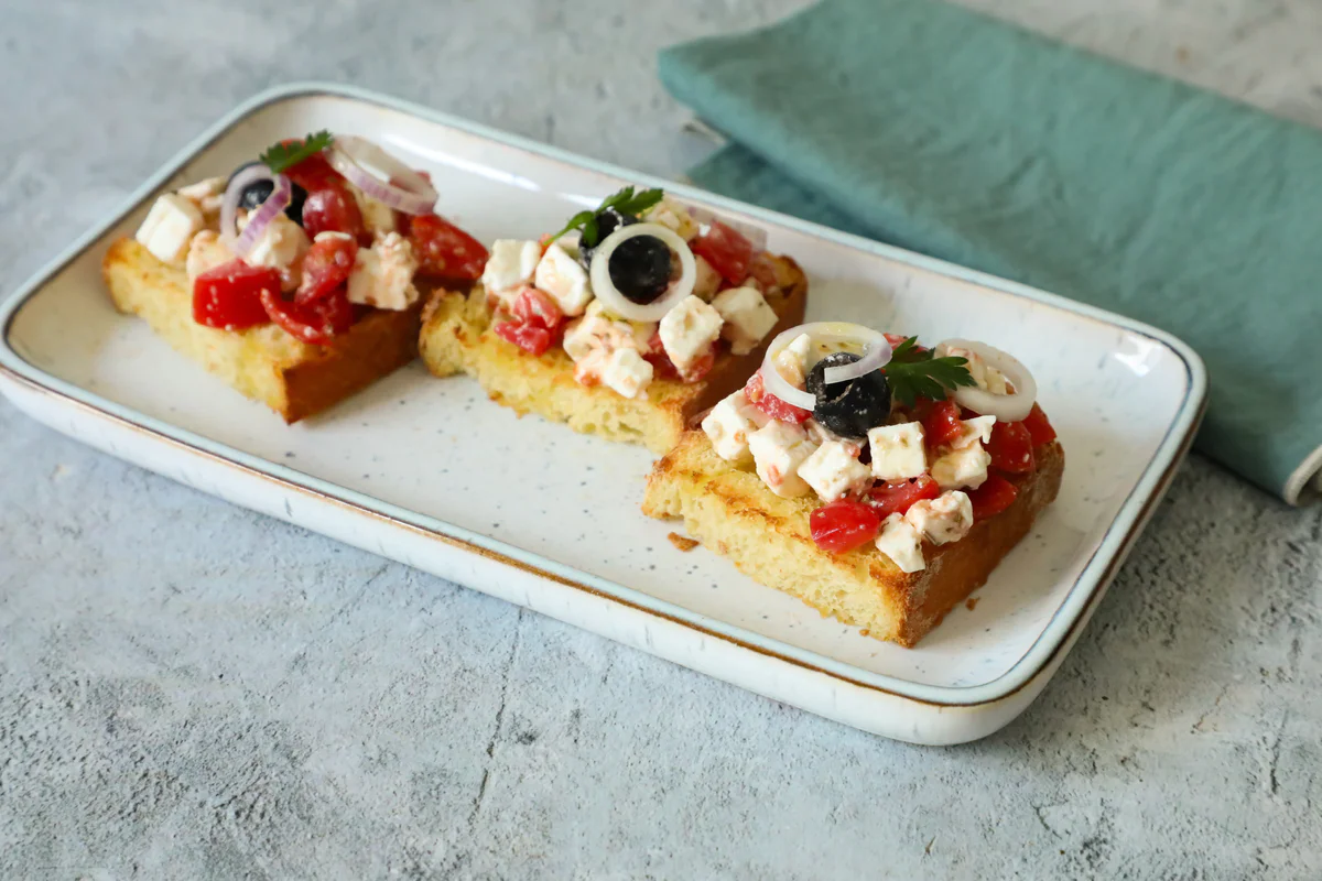 bruschette-pomodorini-olive-feta