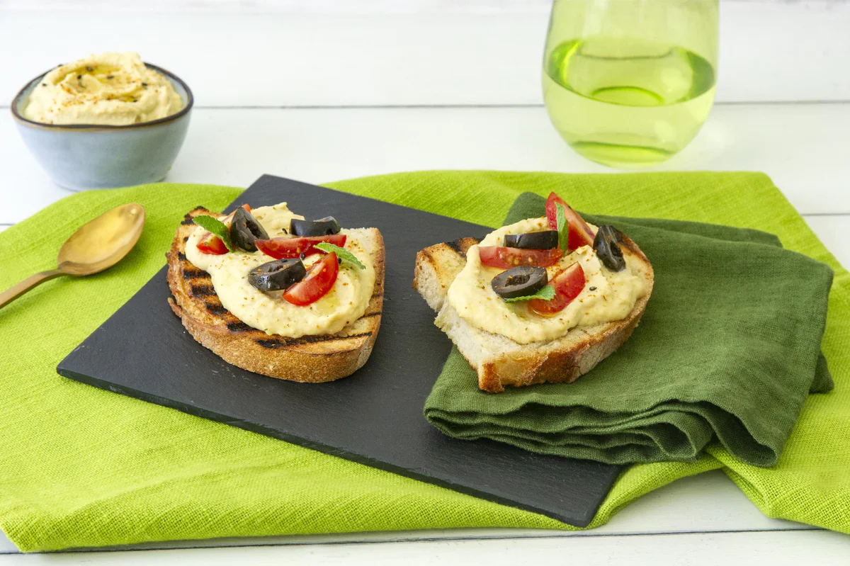 bruschette-con-pomodorini-hummus-olive