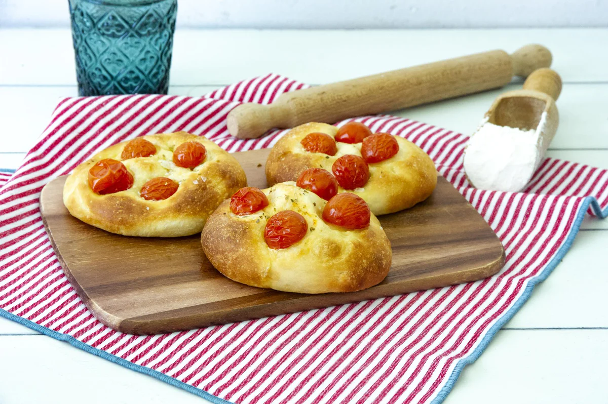 focaccine-morbide-al-latte-con-pomodorini