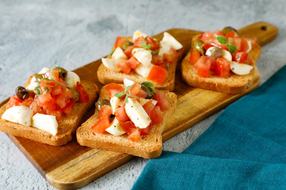 Friselle di fette biscottate con pomodori e mozzarelline