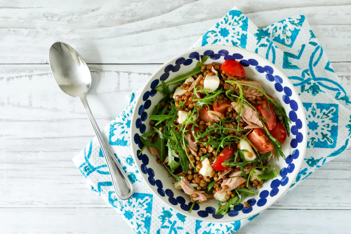 insalata-lenticchie-e-tonno-pomodorini-rucola