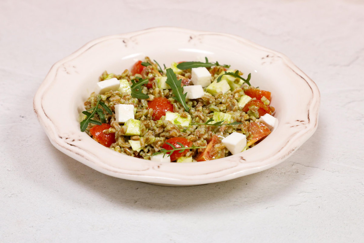 Insalata di farro con verdure, mozzarella e pesto di basilico