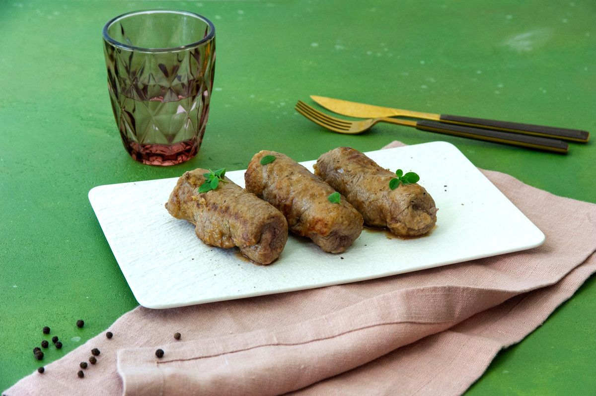 Involtini di carne con prosciutto cotto e scamorza