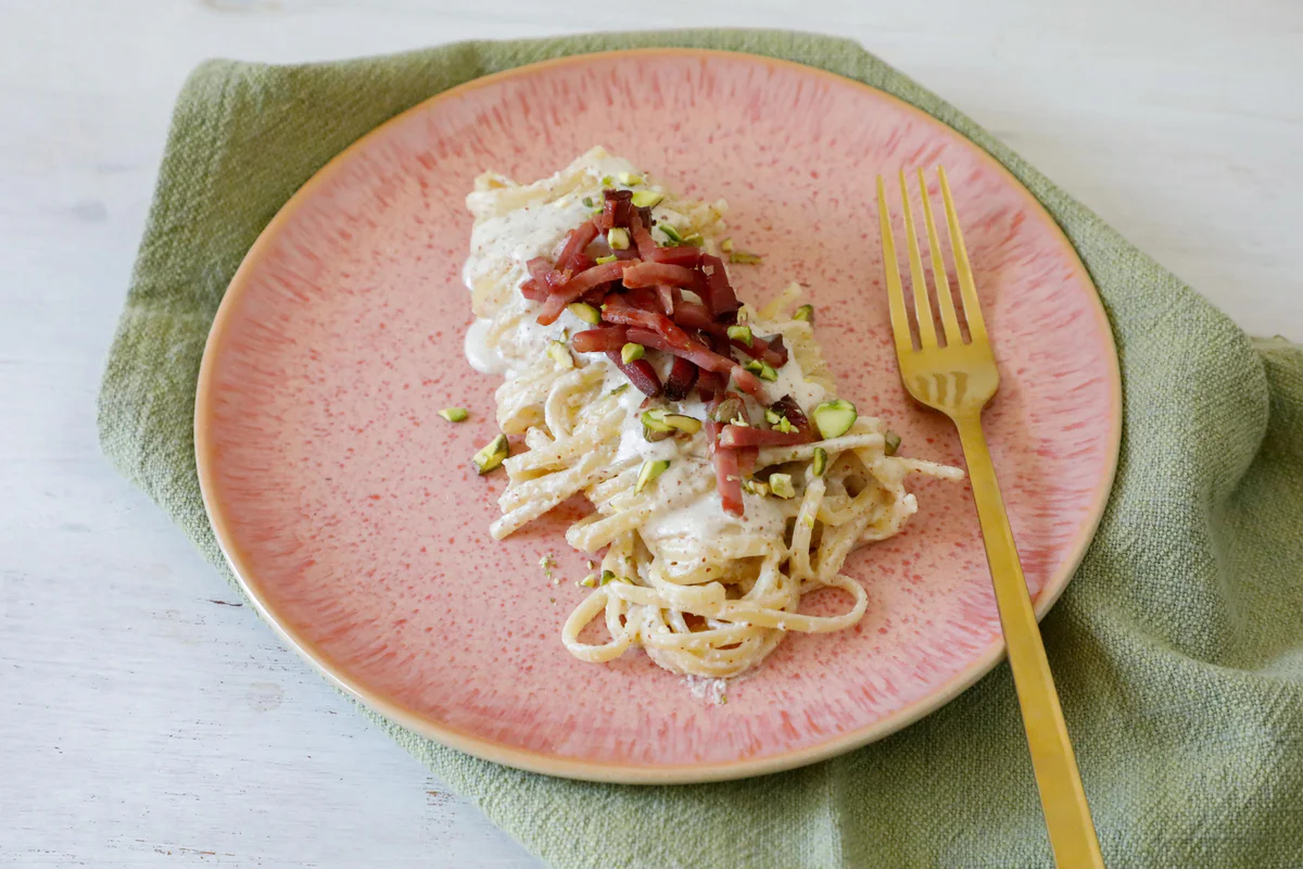 linguine-crema-di-mandorle-speck-pistacchi 