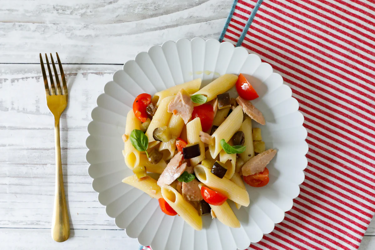 pasta-con-tonno-e-melanzane-pomodorini-olive