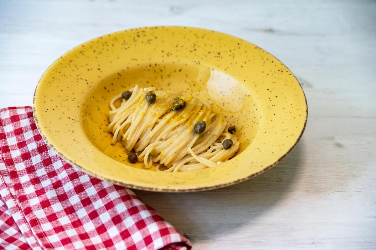 Pasta con alici, limone e bottarga
