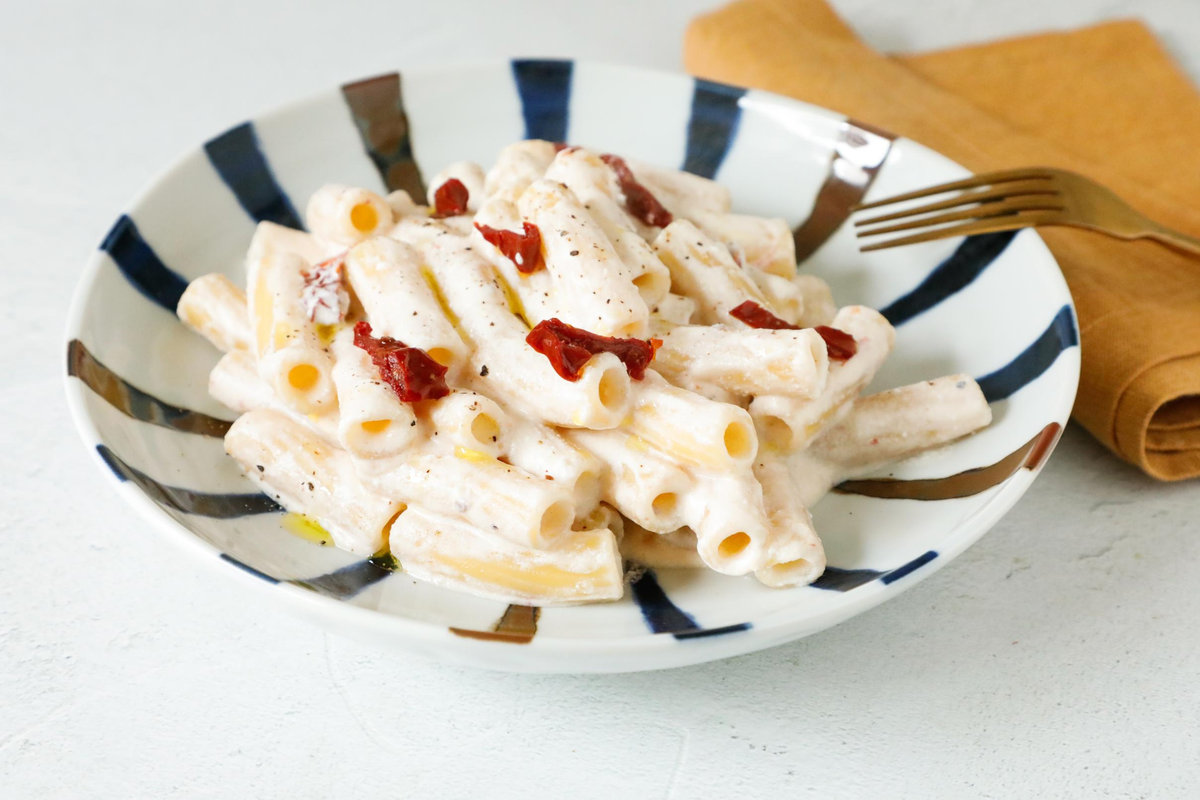 Pasta con salsa di ricotta e pomodori secchi