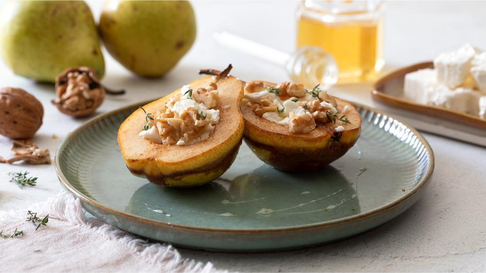 Pere cotte con feta, noci tostate e miele