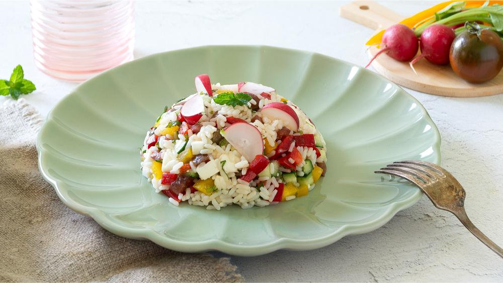 Riso freddo con verdure, mozzarella e sommacco