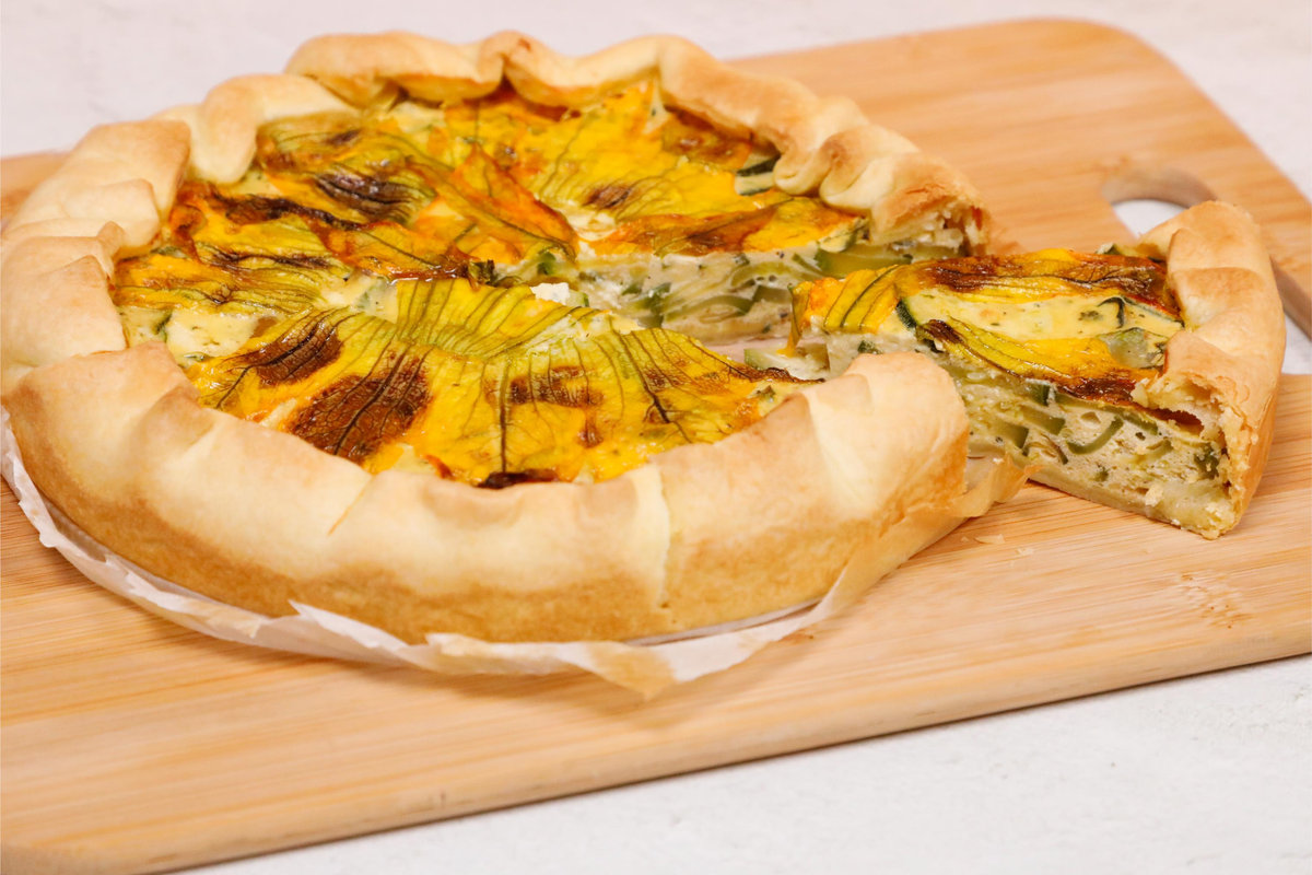 Torta salata con fiori di zucca, zucchine e ricotta di capra