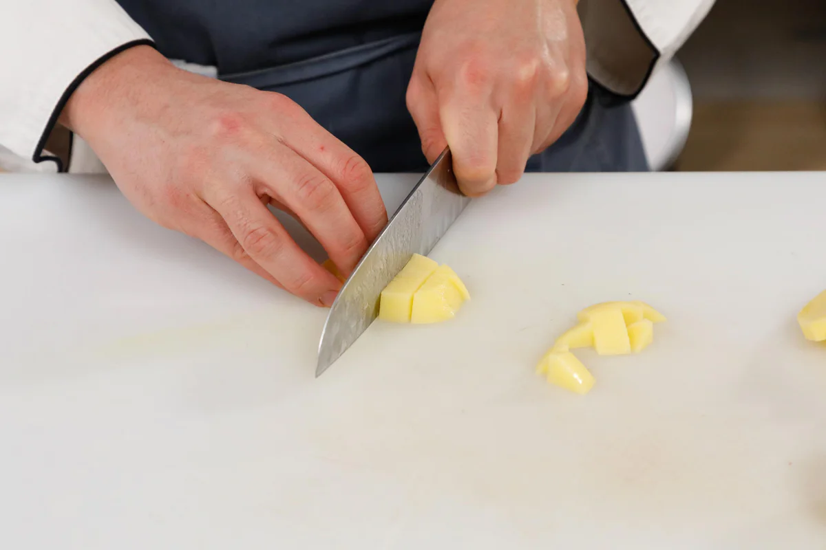 affettare sedano e cipolla