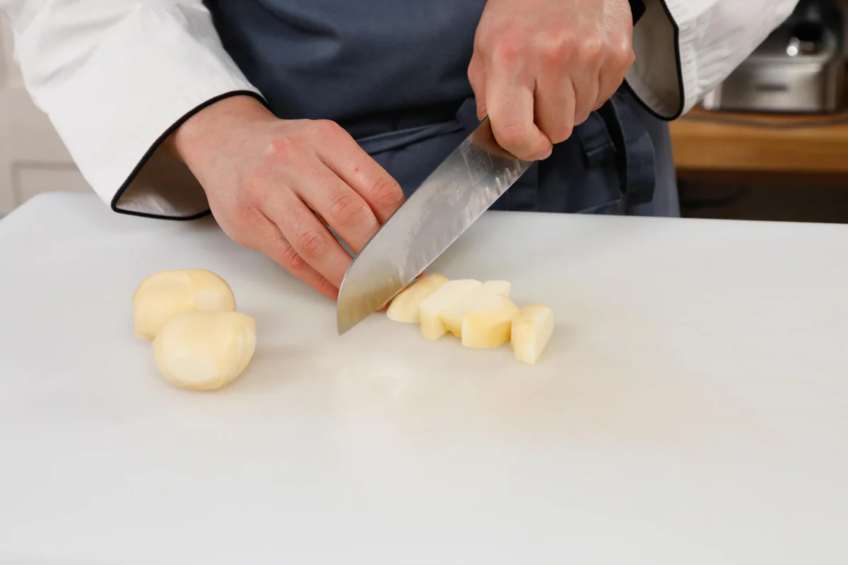 tagliare mozzarella a cubetti