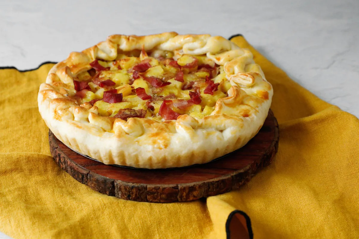 torta-salata-con-patate-porri-speck