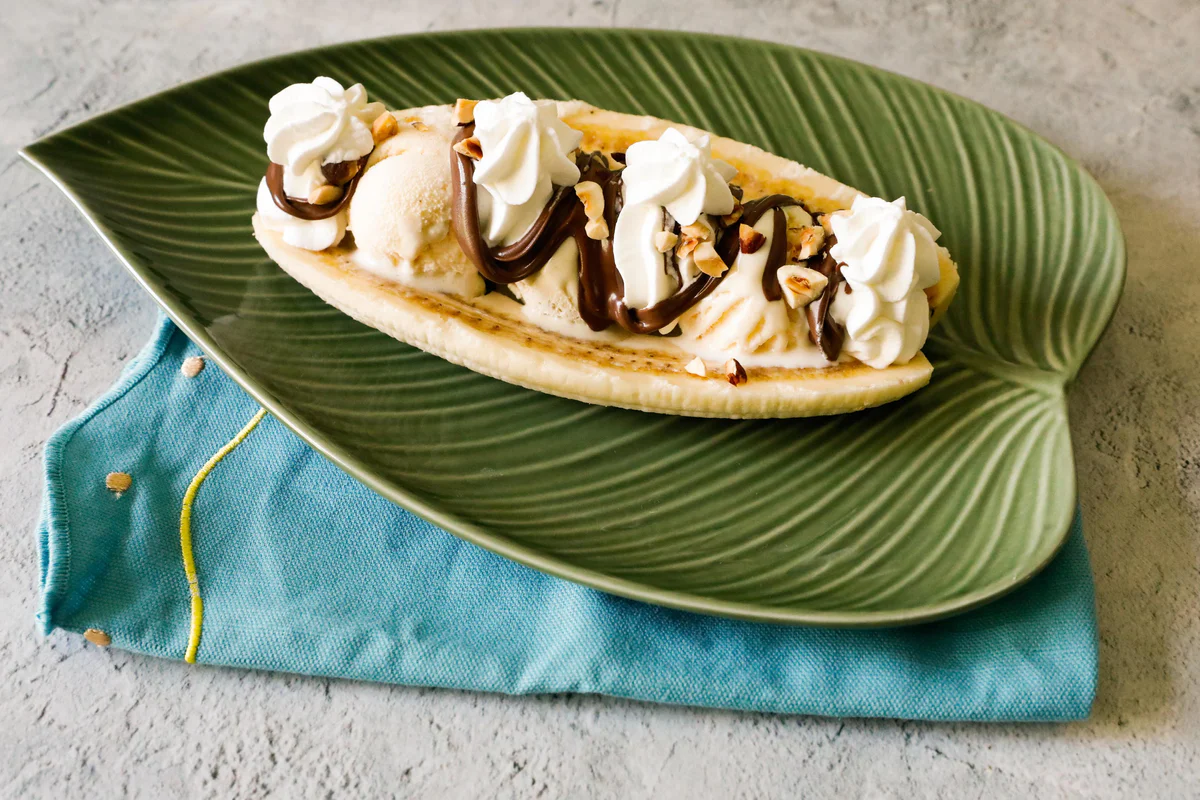 banana-split-panna-montata-nocciole-cioccolato
