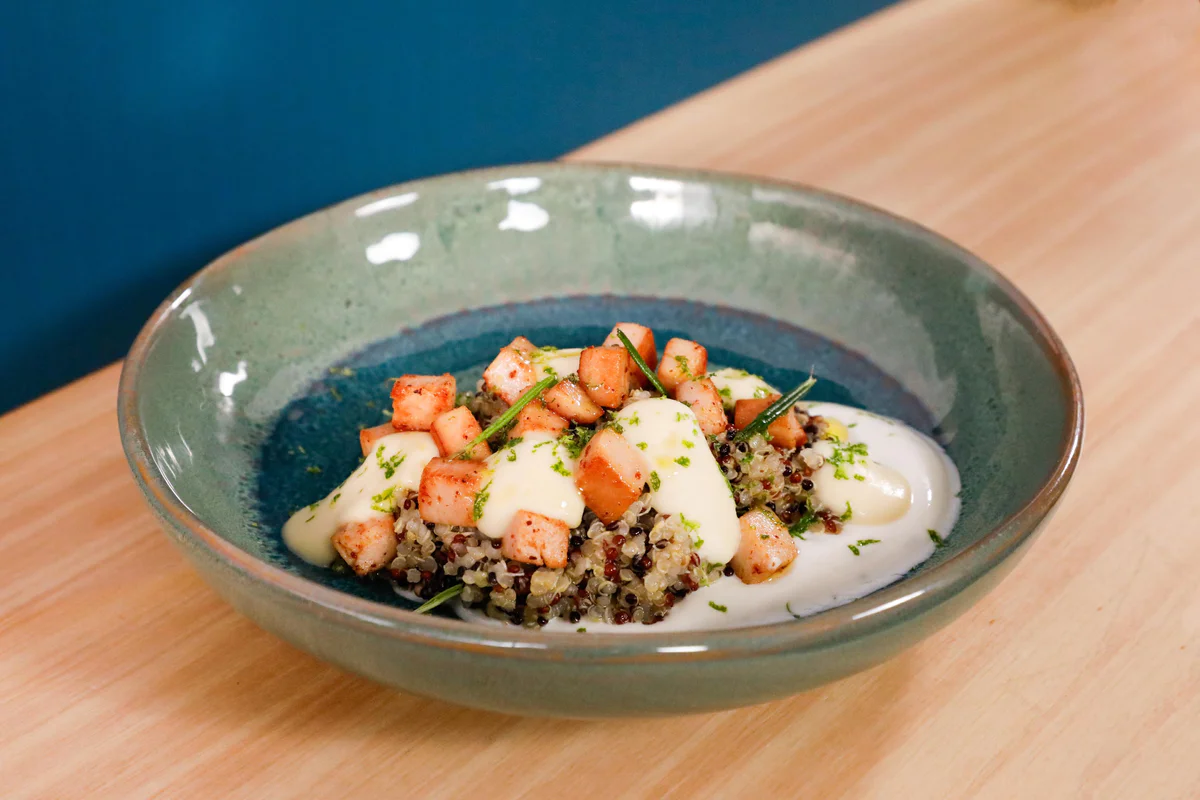 bowl-con-quinoa-cubetti-di-tacchino-e-crema-di-fave