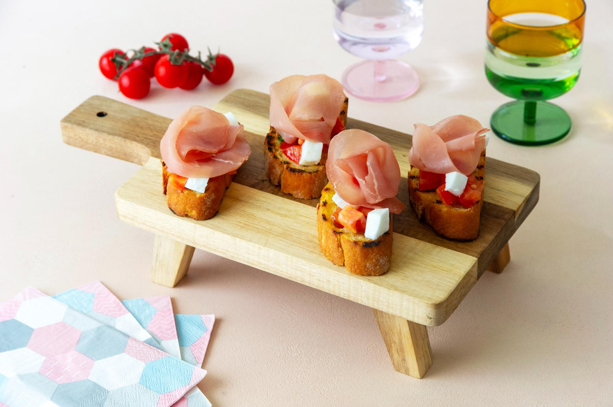 Bruschetta con pomodoro, mozzarella proteica e bresaola di tacchino
