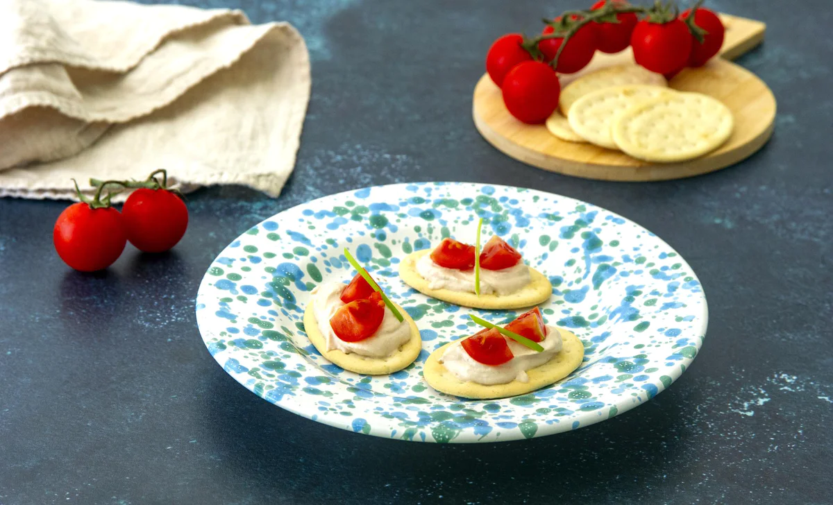 cracker-leggeri-con-crema-di-tonno-e-pomodorini