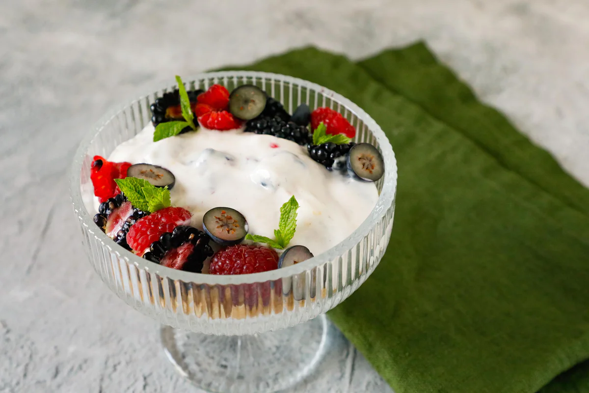 dolce-al-cucchiaio-yogurt-crumble-frutti-di-bosco