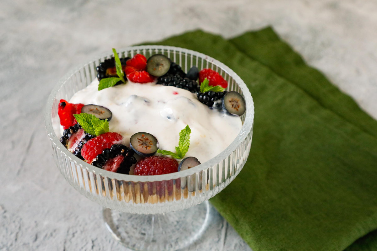 Dolce al cucchiaio con yogurt, crumble e frutti di bosco