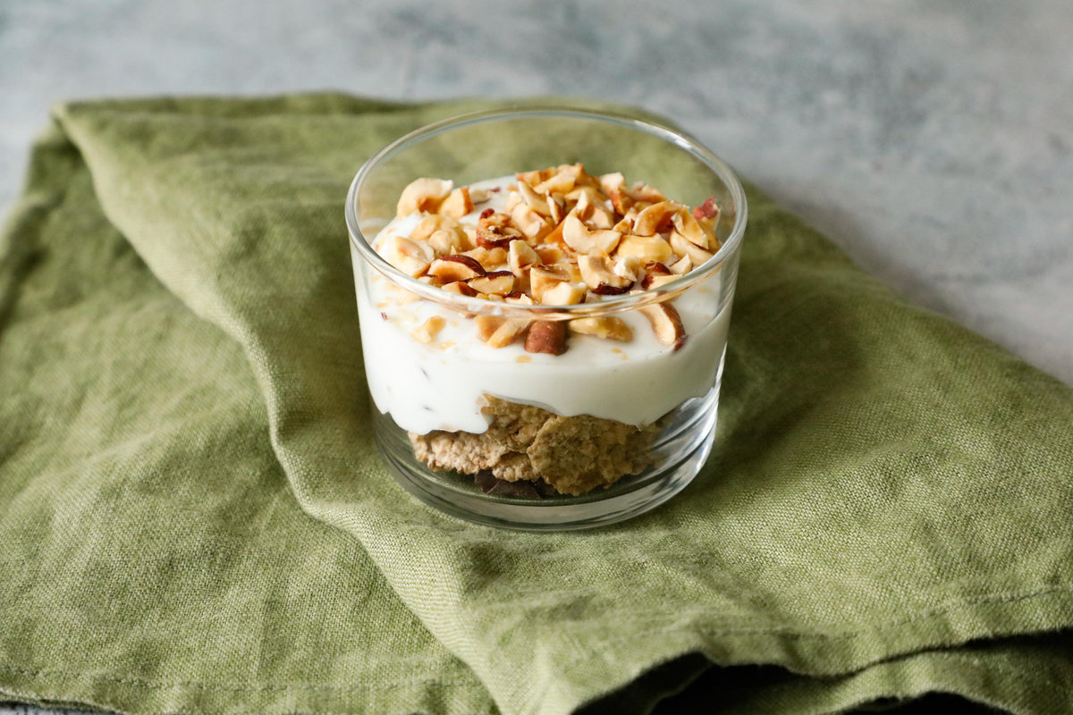 Dolce al bicchiere allo yogurt con fiocchi di riso e frumento integrale