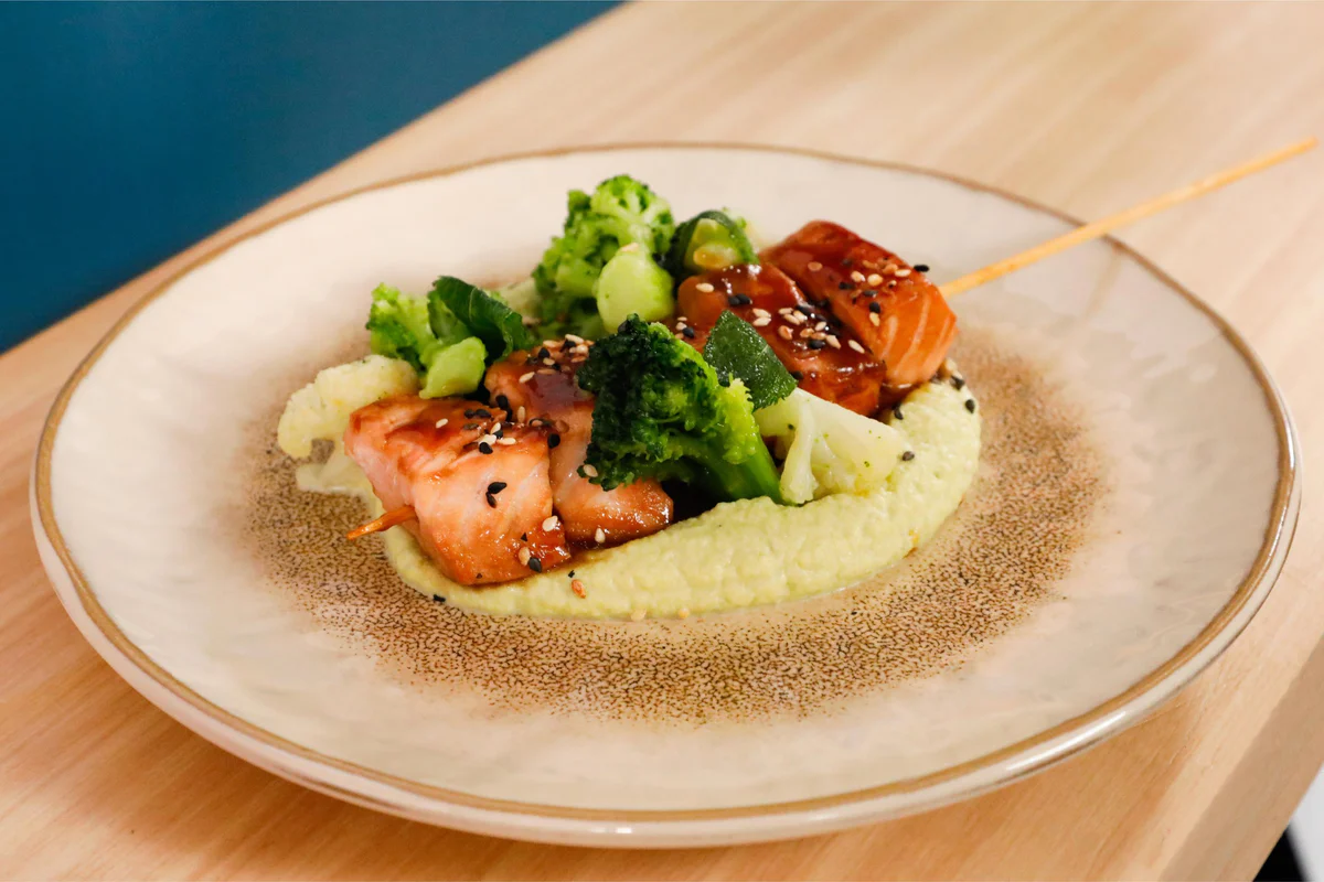 hummus-piselli-yakitori-salmone-verdure