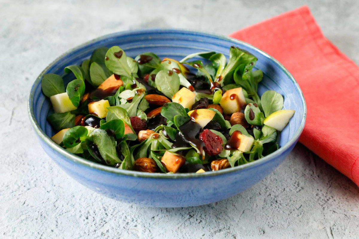 Insalata di songino con frutta secca, mela e aceto balsamico