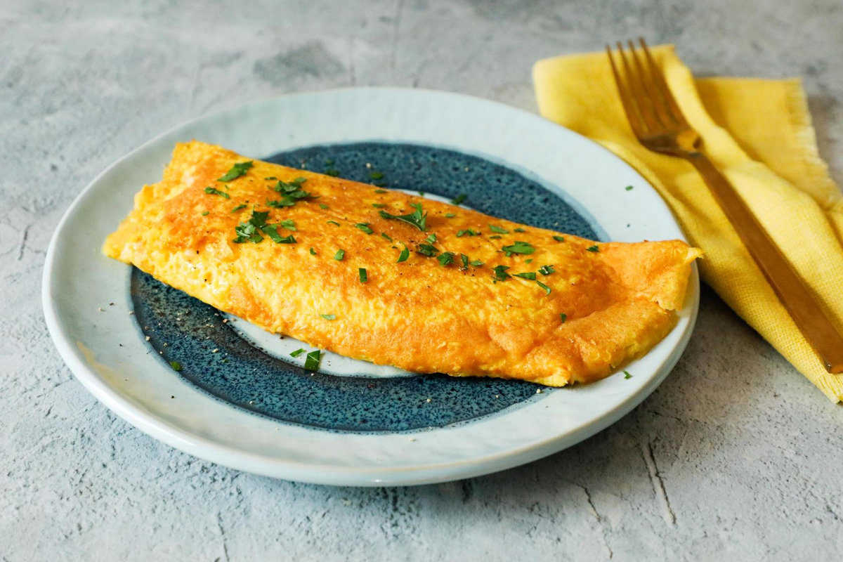 Omelette con prosciutto cotto e formaggio