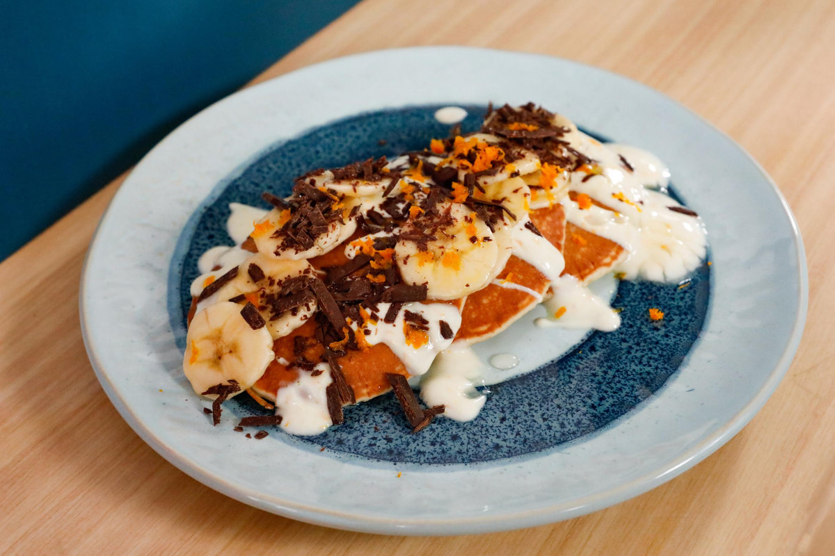Pancake proteici con crema di kefir, scorza d’arancia e cioccolato fondente