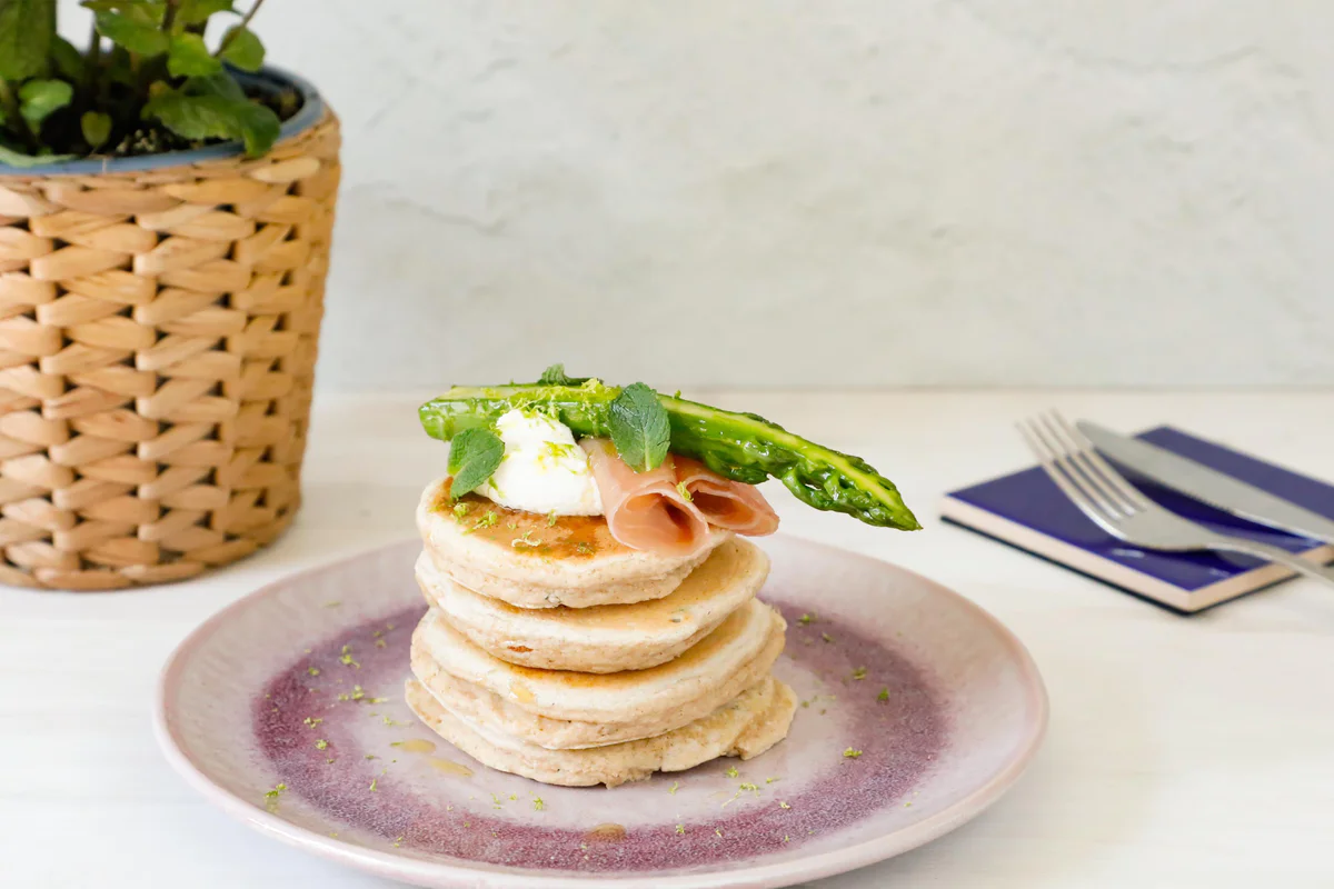pancake-salati-bresaola-di-tacchino-mousse-ricotta-asparagi