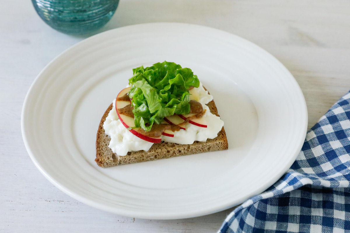 Pane Integrale con Crescenza, Mela, Lattuga e Crema di Mandorle
