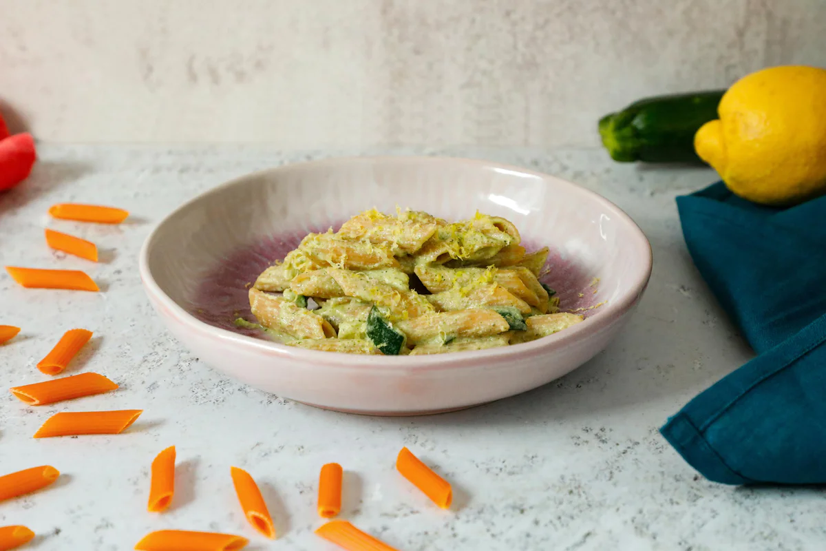 pasta-lenticchie-rosse-con-pesto-zucchine