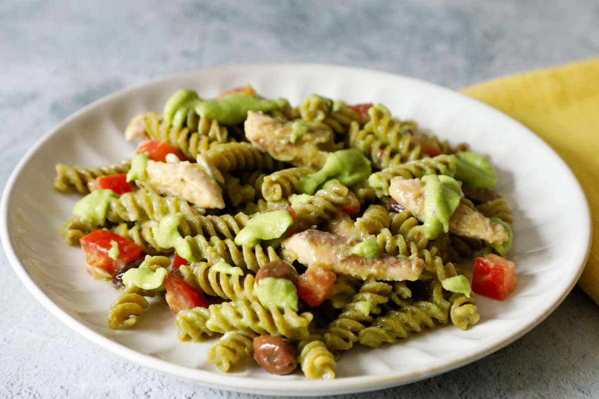 Fusilli di piselli con filetti di sgombro e pomodori
