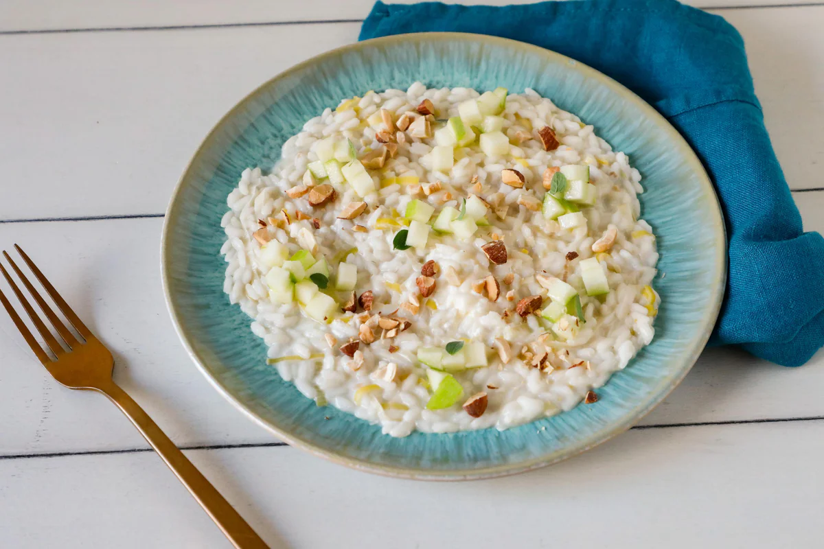 risotto-alle-mele-con-porro-robiola-frutta-secca