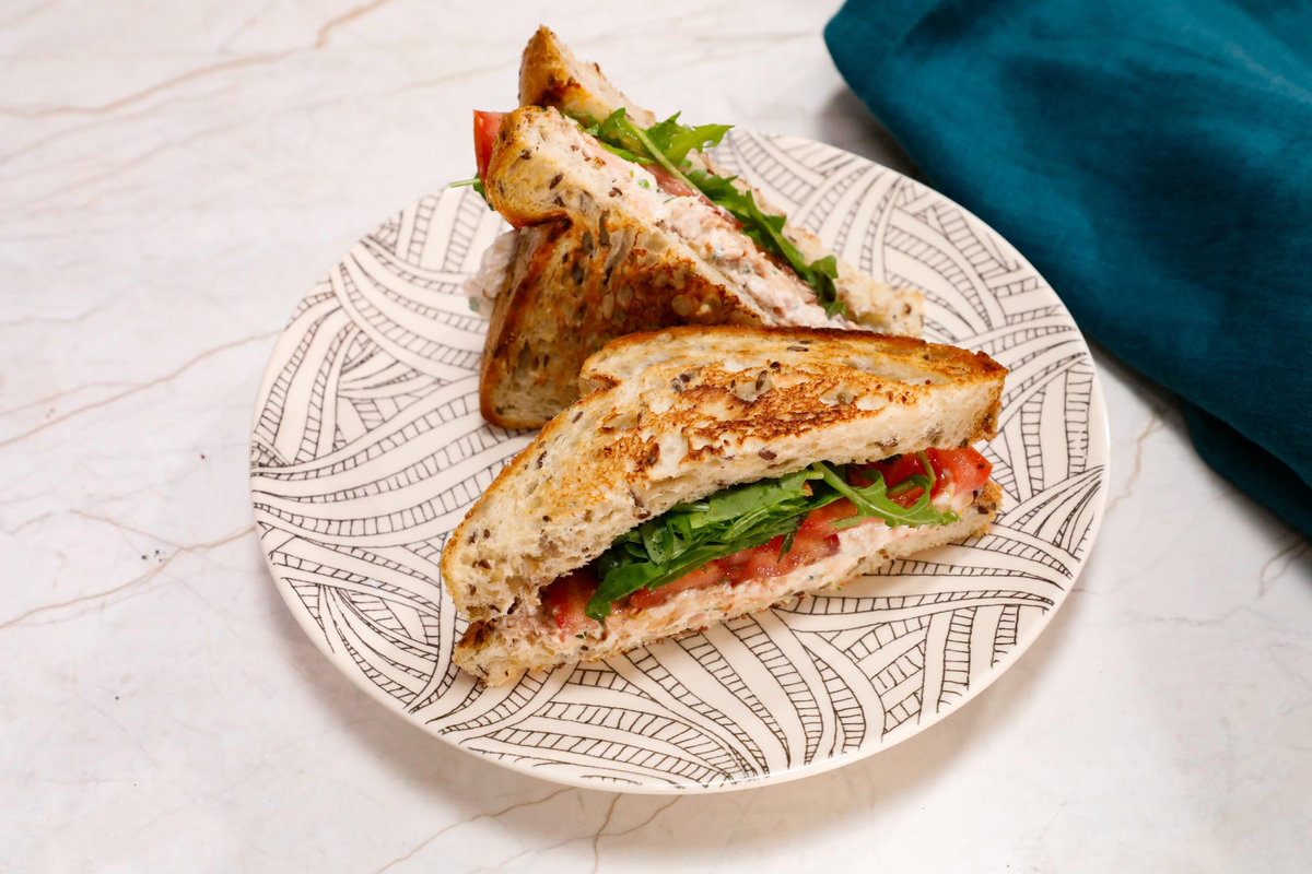 Sandwich proteico con tonno, ricotta e rucola