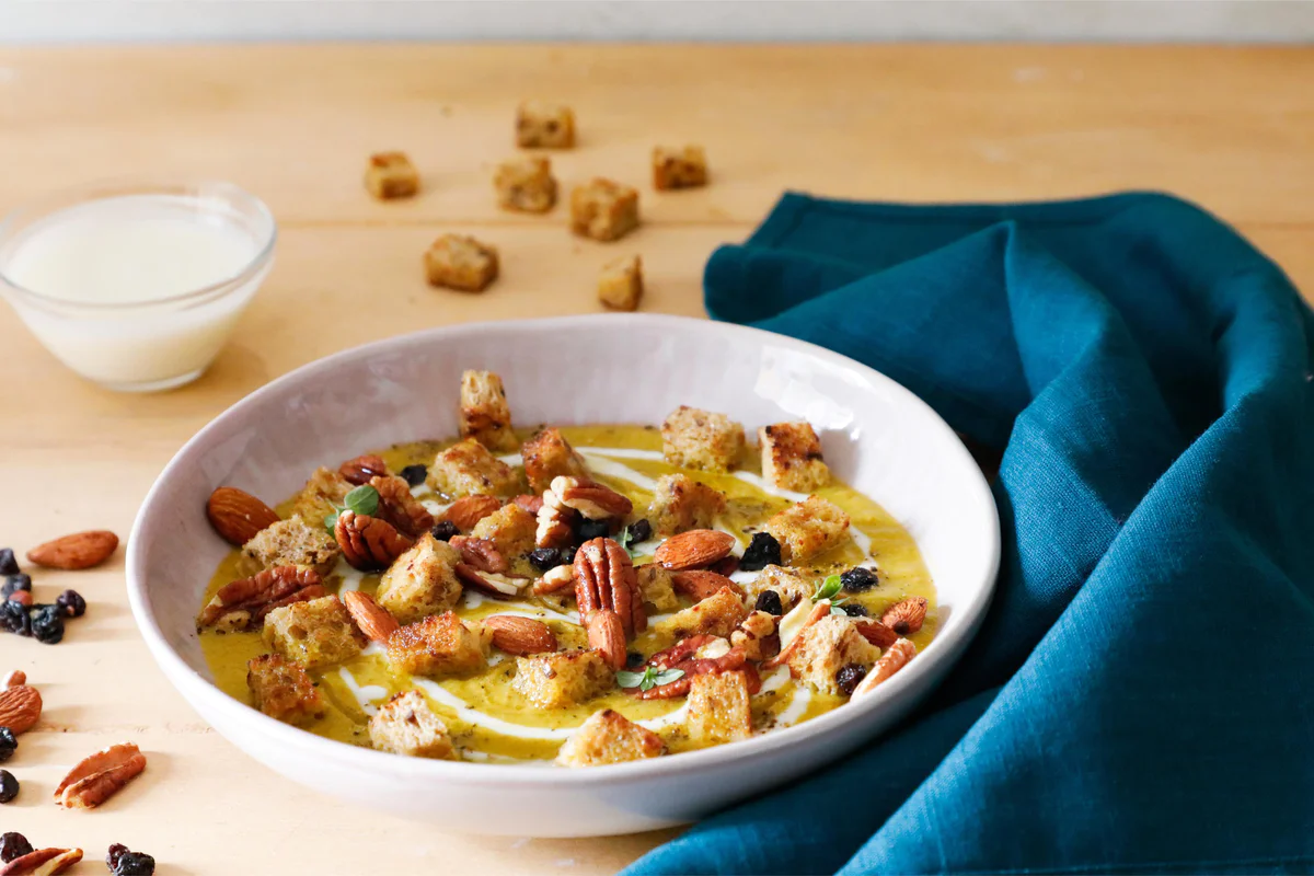 vellutata-crescenza-frutta-secca-crostini