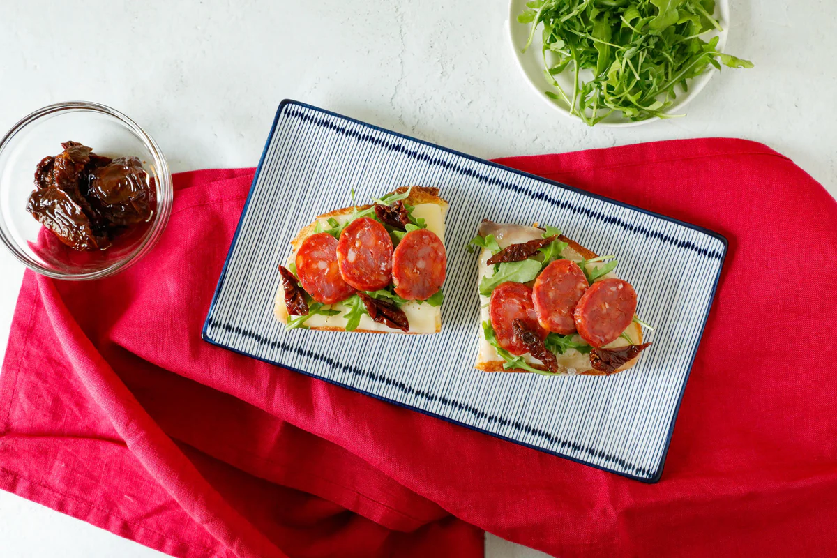 bruschetta-con-salsiccia-caciocavallo-e-pomodori-secchi