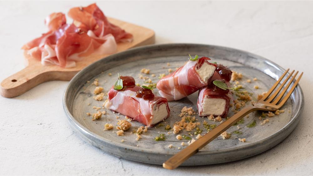Cannoli di prosciutto crudo con mousse di parmigiano e fichi caramellati