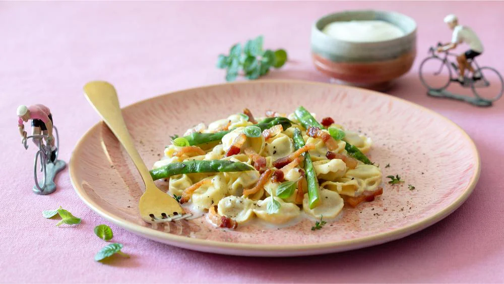 cappelletti-con-fonduta-squacquerone-asparagi-guanciale