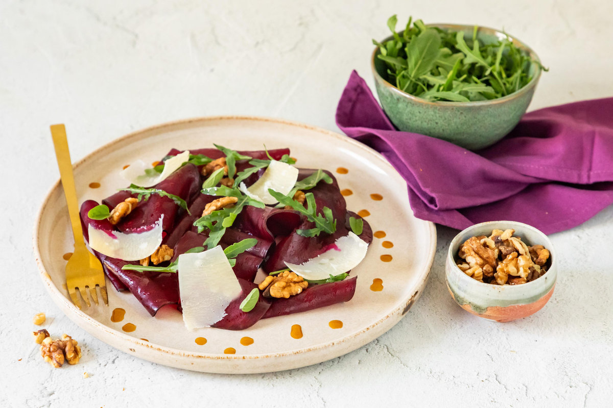 Carpaccio di barbabietola con parmigiano, rucola e noci