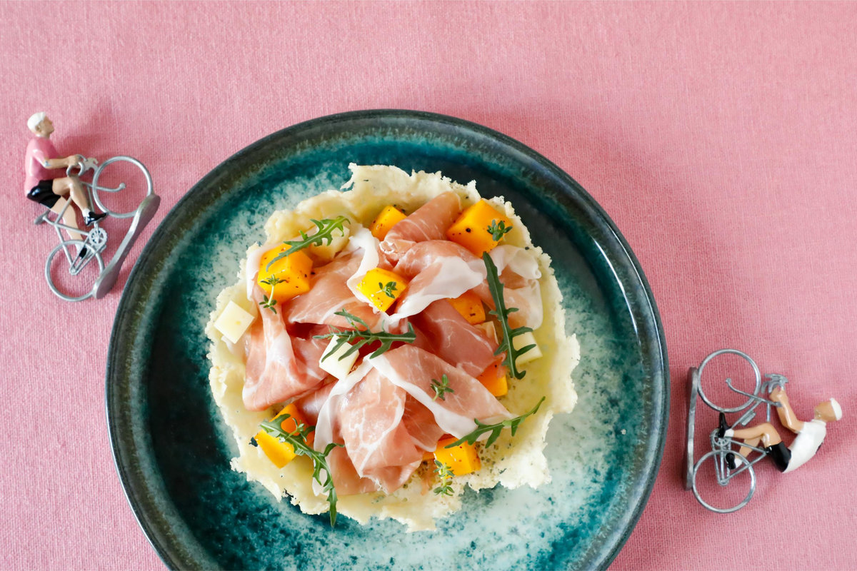 Cialda di Montasio con prosciutto di Parma, mango e rucola
